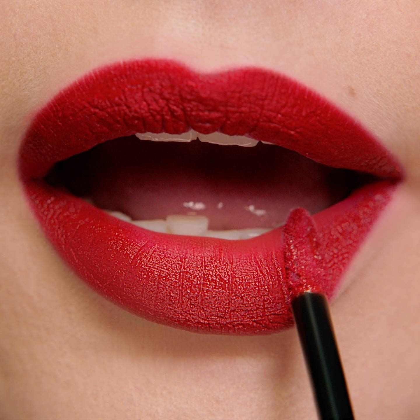Aanbrengen SuperStay Matte Ink op lippen