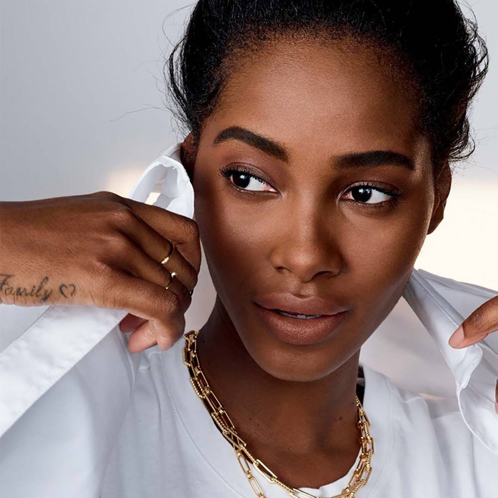 Maybelline SS Active Wear model houdt wit overhemd met kraag in de handen